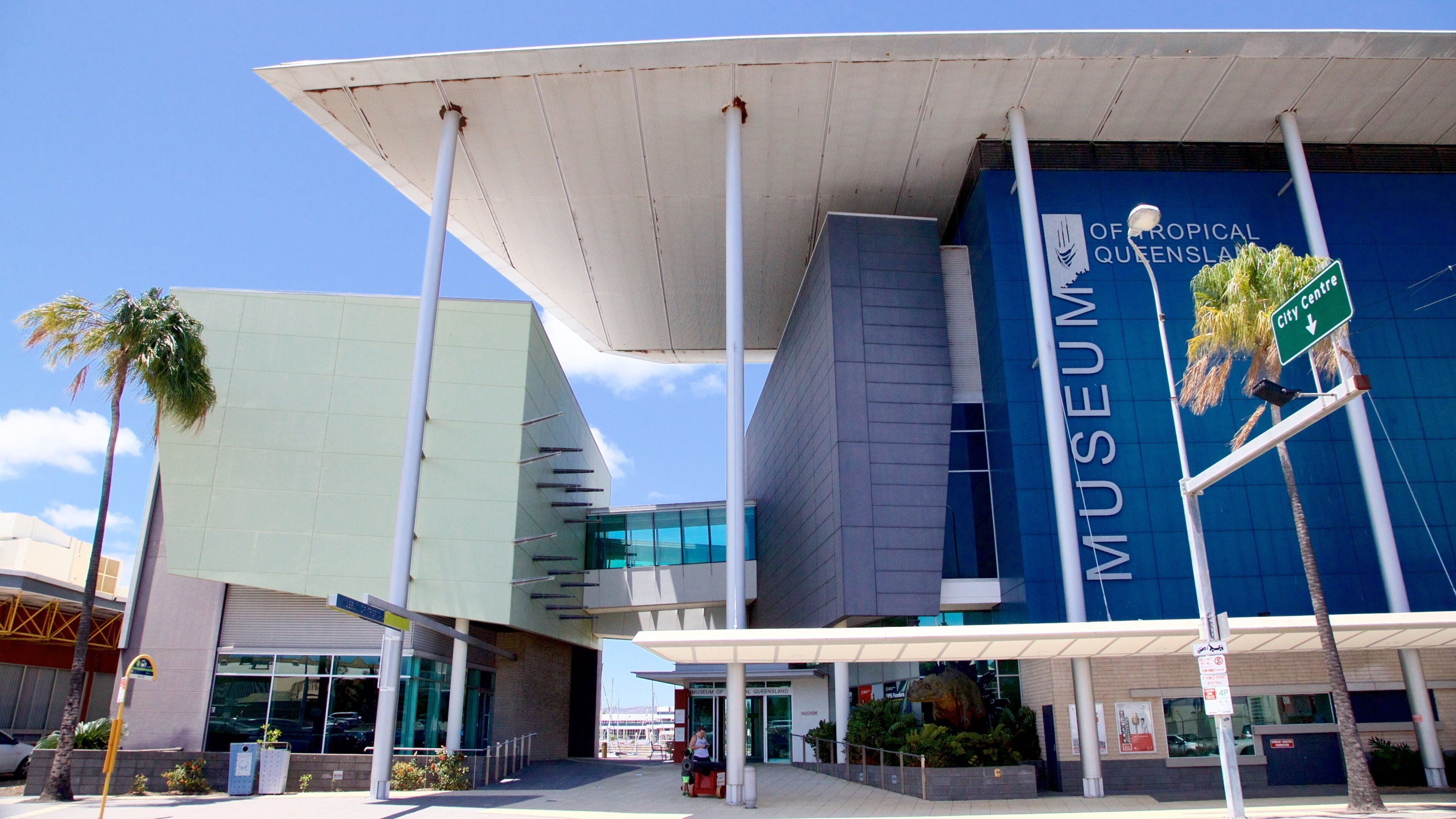 Museum of Tropical Queensland som inkluderer skilt og moderne arkitektur