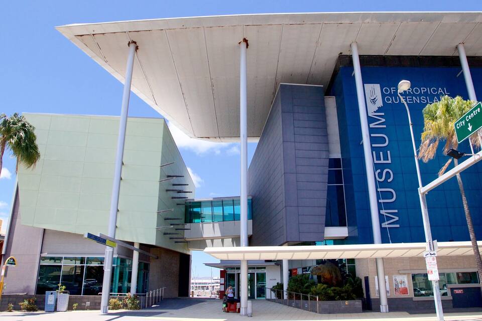 Museum Tropical Queensland-bygning med et moderne design, kendetegnet ved en stor blå facade og en hvid markise.
