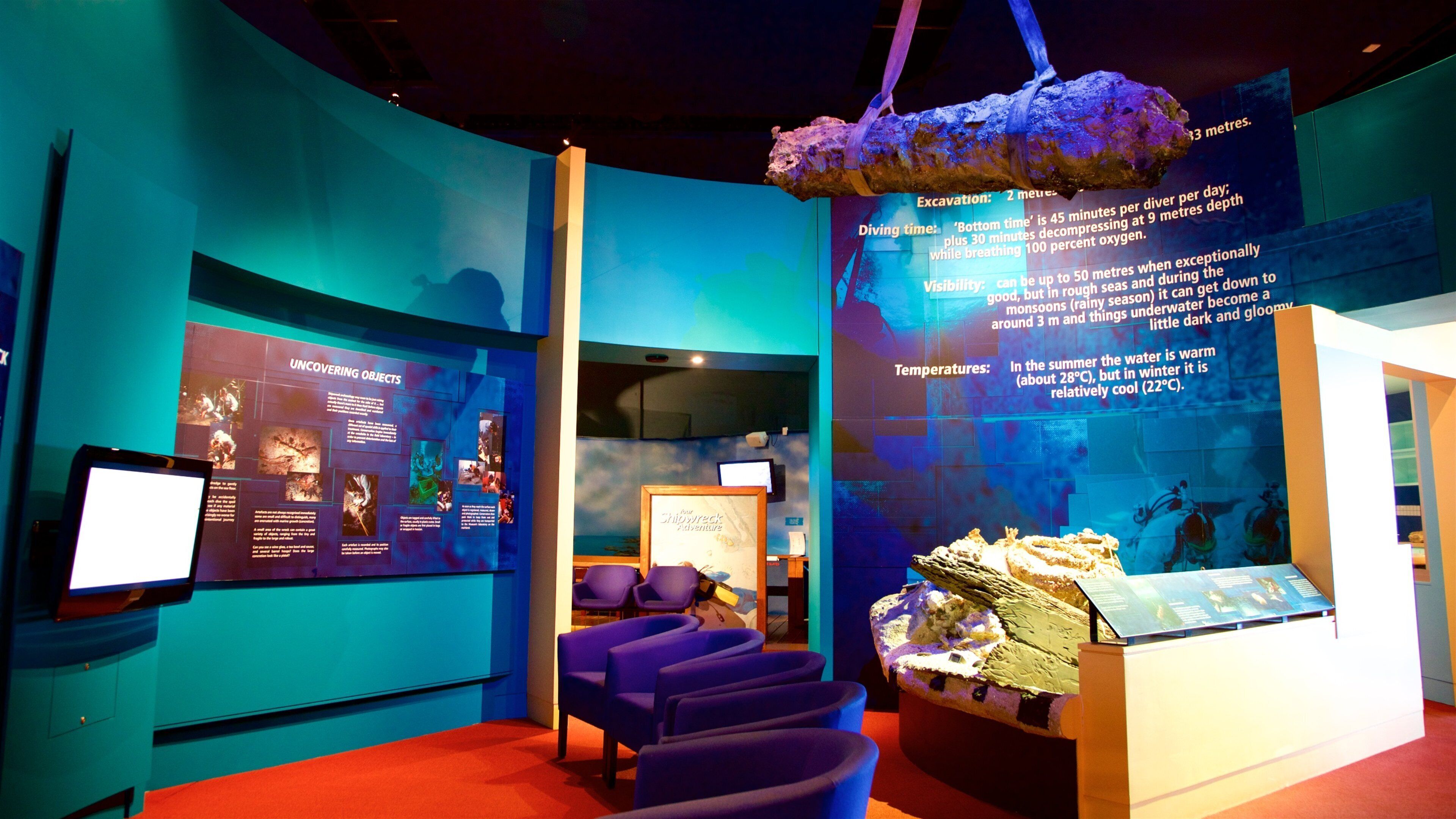 Museum of Tropical Queensland que incluye vistas interiores