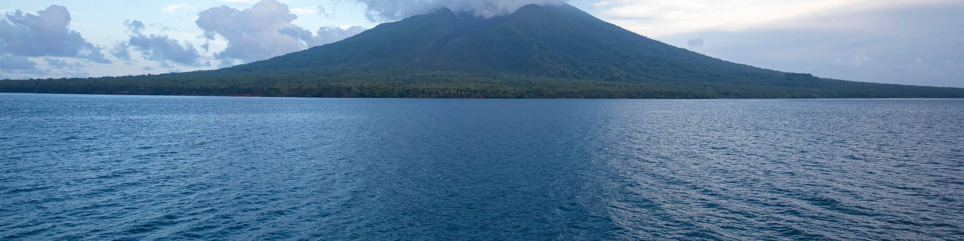 Manam Volcano with plumes of steam, on Manam Island in the Bismarck Sea off the north coast of Papua New Guinea; Manam, Madang, Papa New Guinea