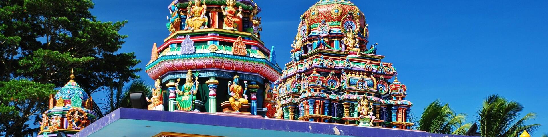 Un templo colorido con múltiples cúpulas y elaborados grabados.