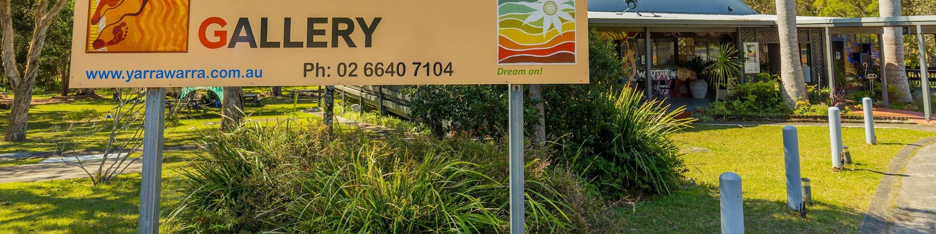 A sign for Wadjar Regional Indigenous Gallery with a directional arrow.