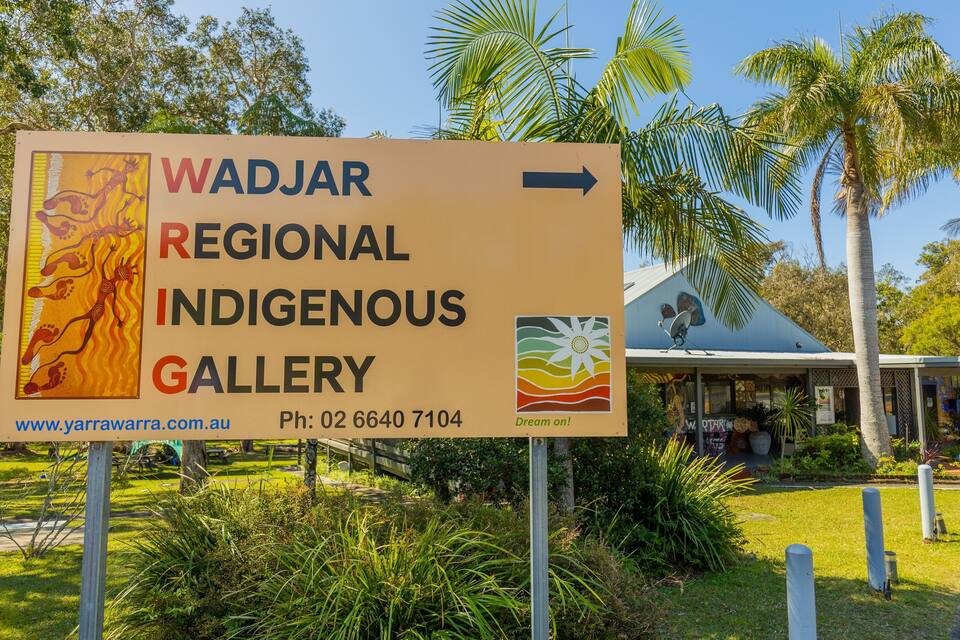 En skylt för Wadjar Regional Indigenous Gallery, med en pil som visar riktningen.