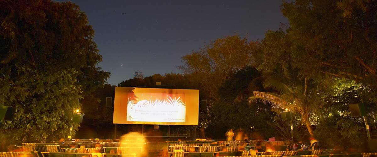 Rạp chiếu phim Deckchair có tính năng cảnh đêm và nhà hát