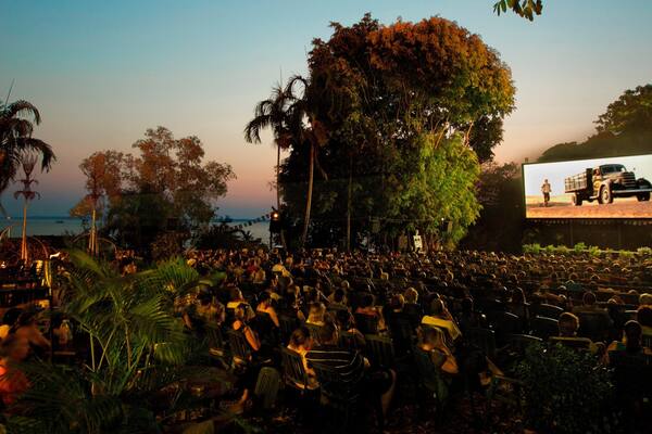 デッキチェア シネマ どの含み パフォーマンス アート 及び 大勢の人々