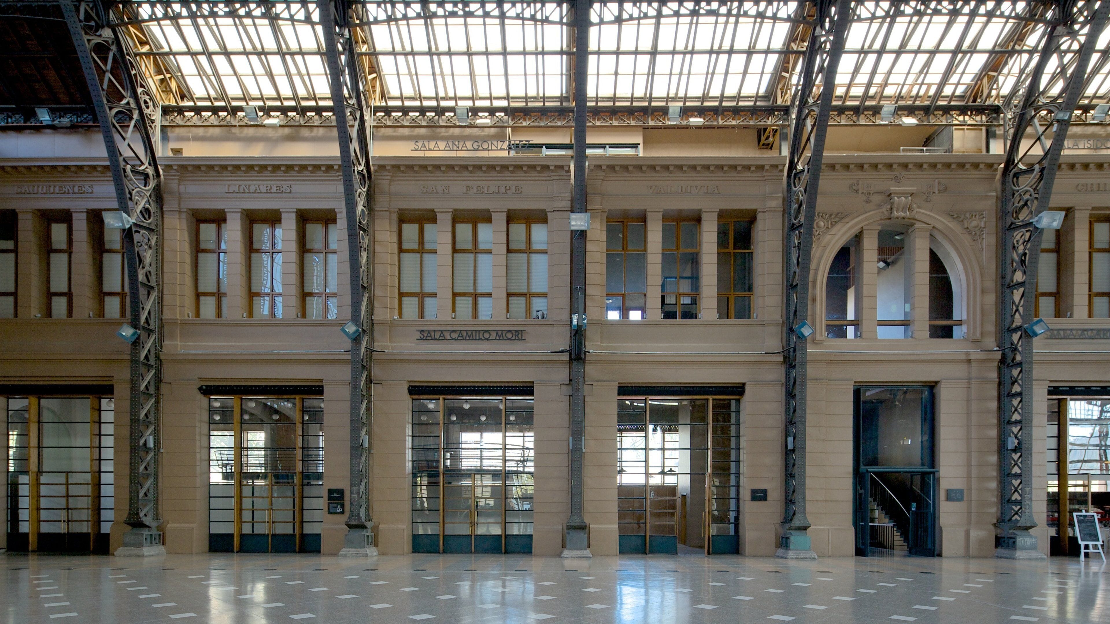 Santiago featuring interior views