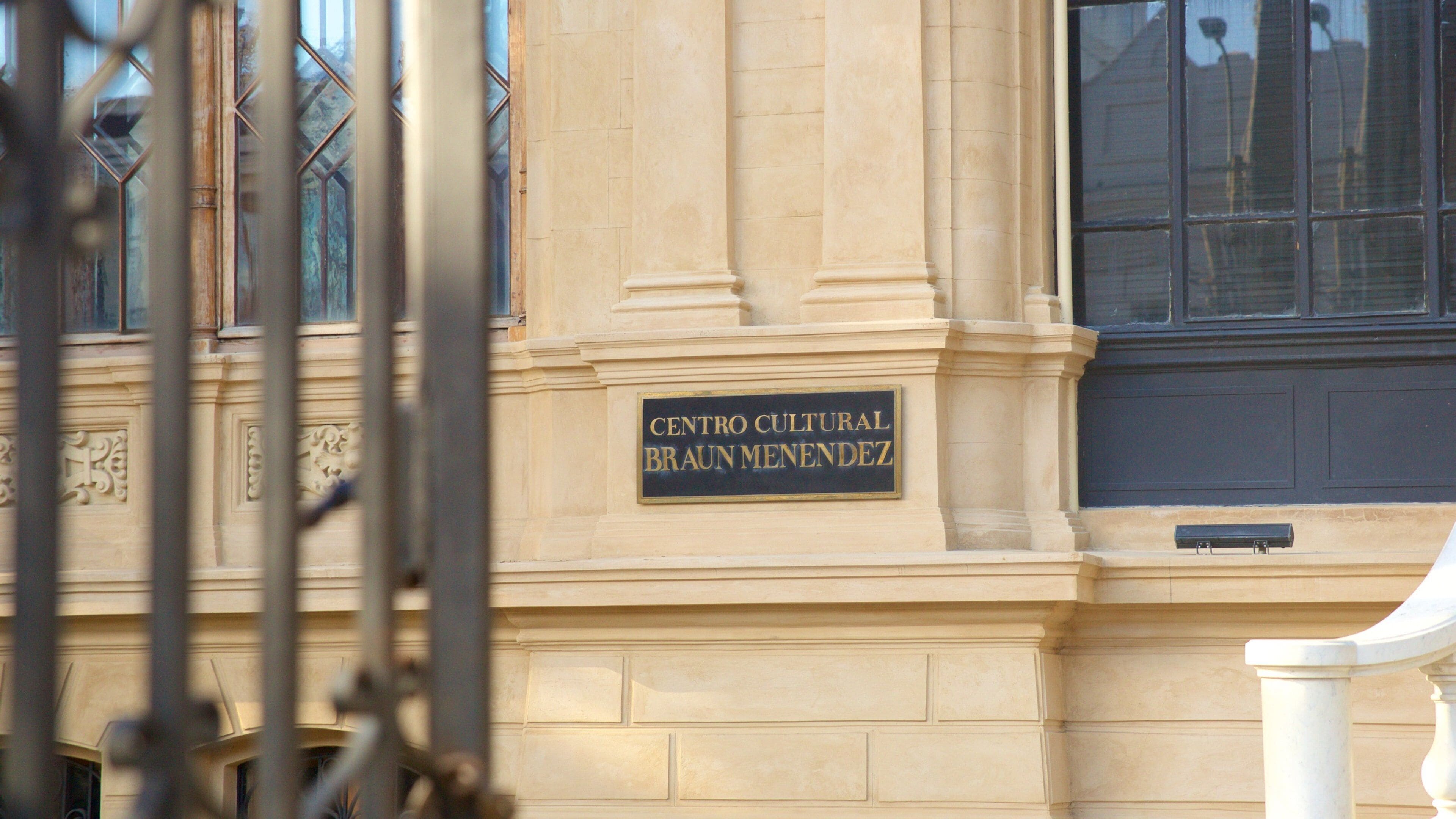 Fachada de un edificio con un letrero que dice "CENTRO CULTURAL BRAUNMENDEZ".