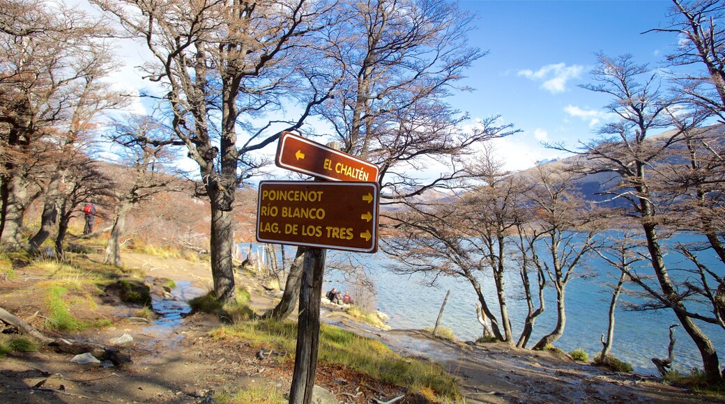 Laguna Capri showing a lake or waterhole and signage