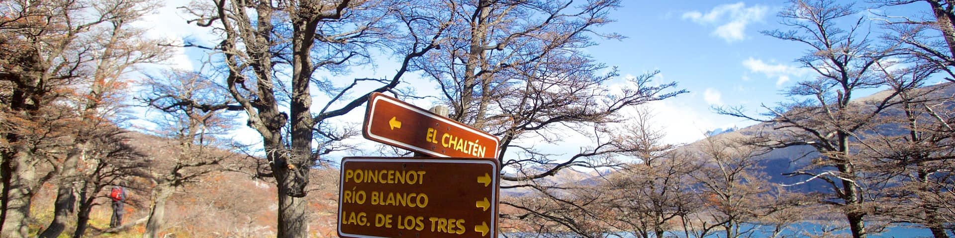 A signpost with directions to El Chaltén, Poincenot, Río Blanco, and Lag.