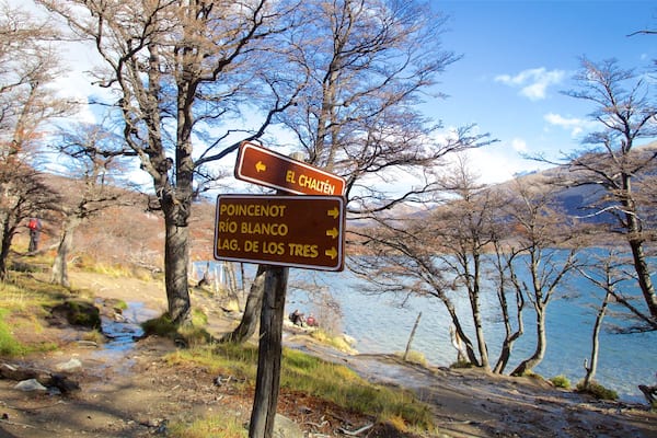 Laguna Capri showing a lake or waterhole and signage