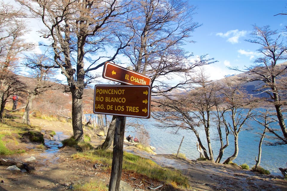 Un senyal amb indicacions cap a El Chaltén, Poincenot, Río Blanco i Lag.