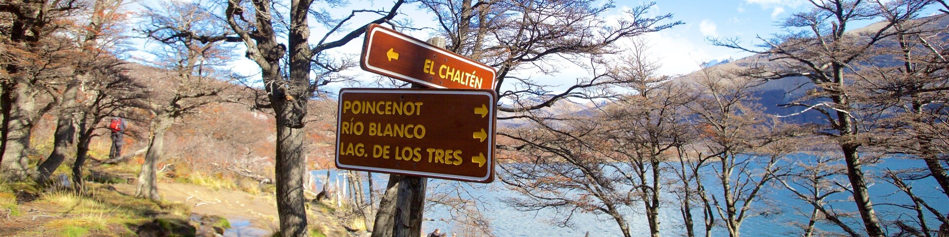 Laguna Capri showing a lake or waterhole and signage