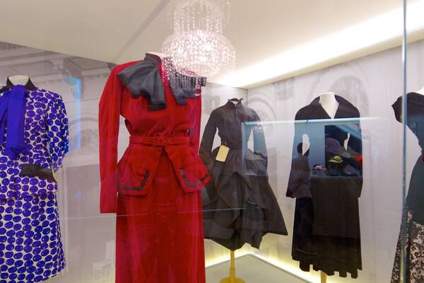 Buenos Aires showing interior views and fashion