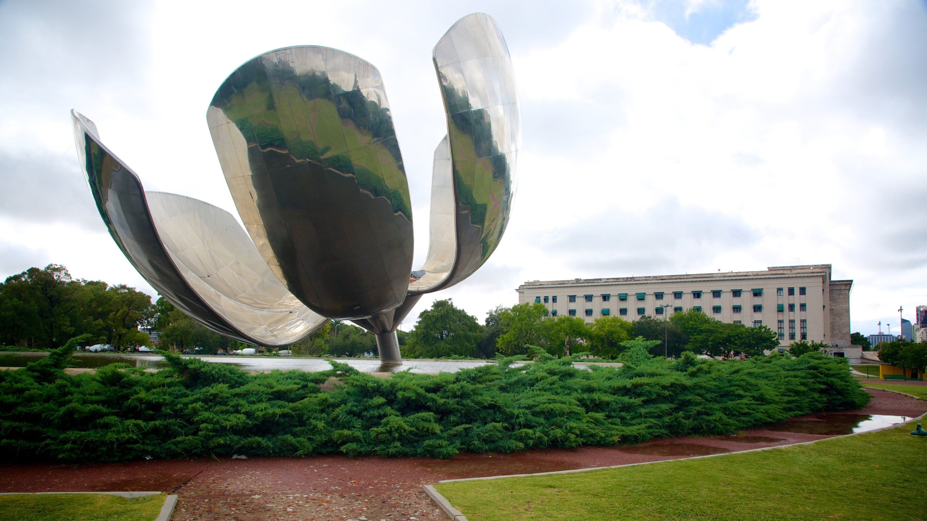 Floralis Genérica featuring a park and outdoor art
