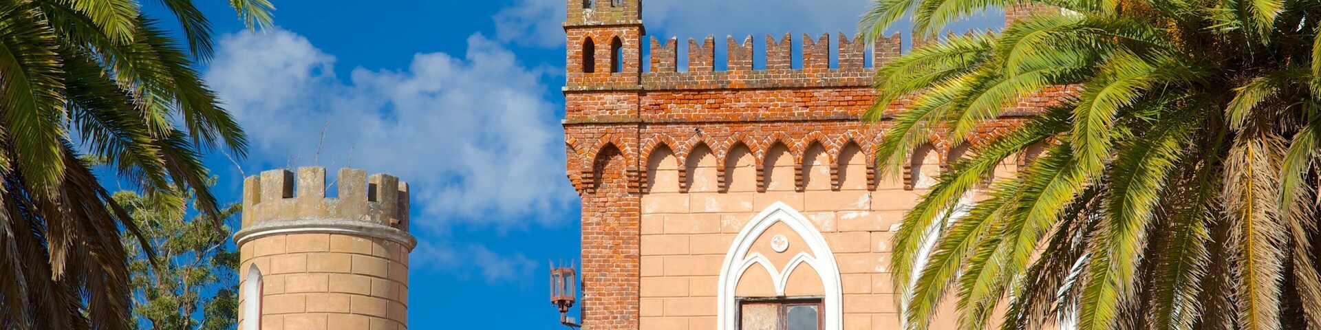 Piriápolis que incluye arquitectura patrimonial y un castillo