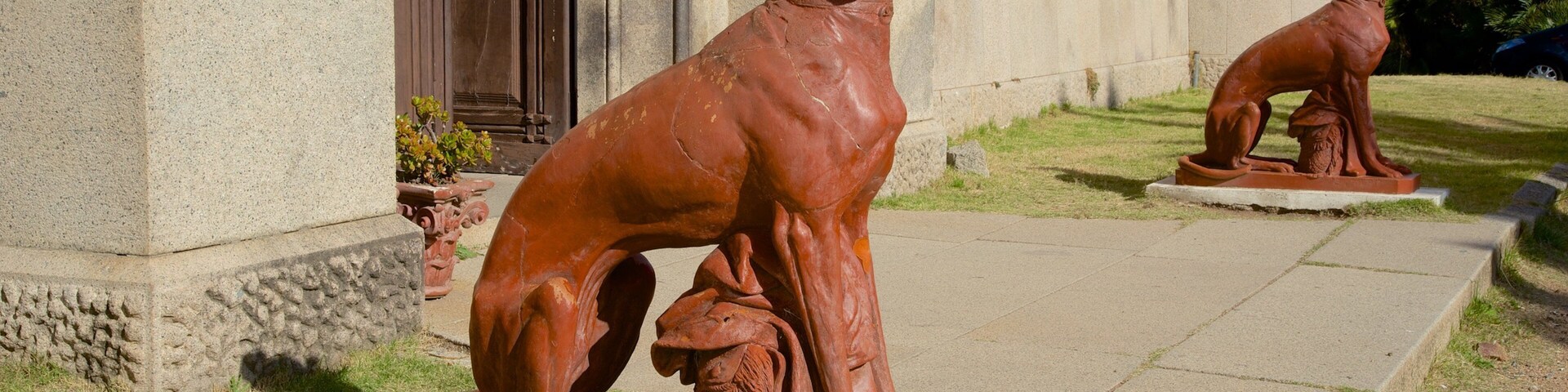 Piriápolis mostrando castillo o palacio y una estatua o escultura