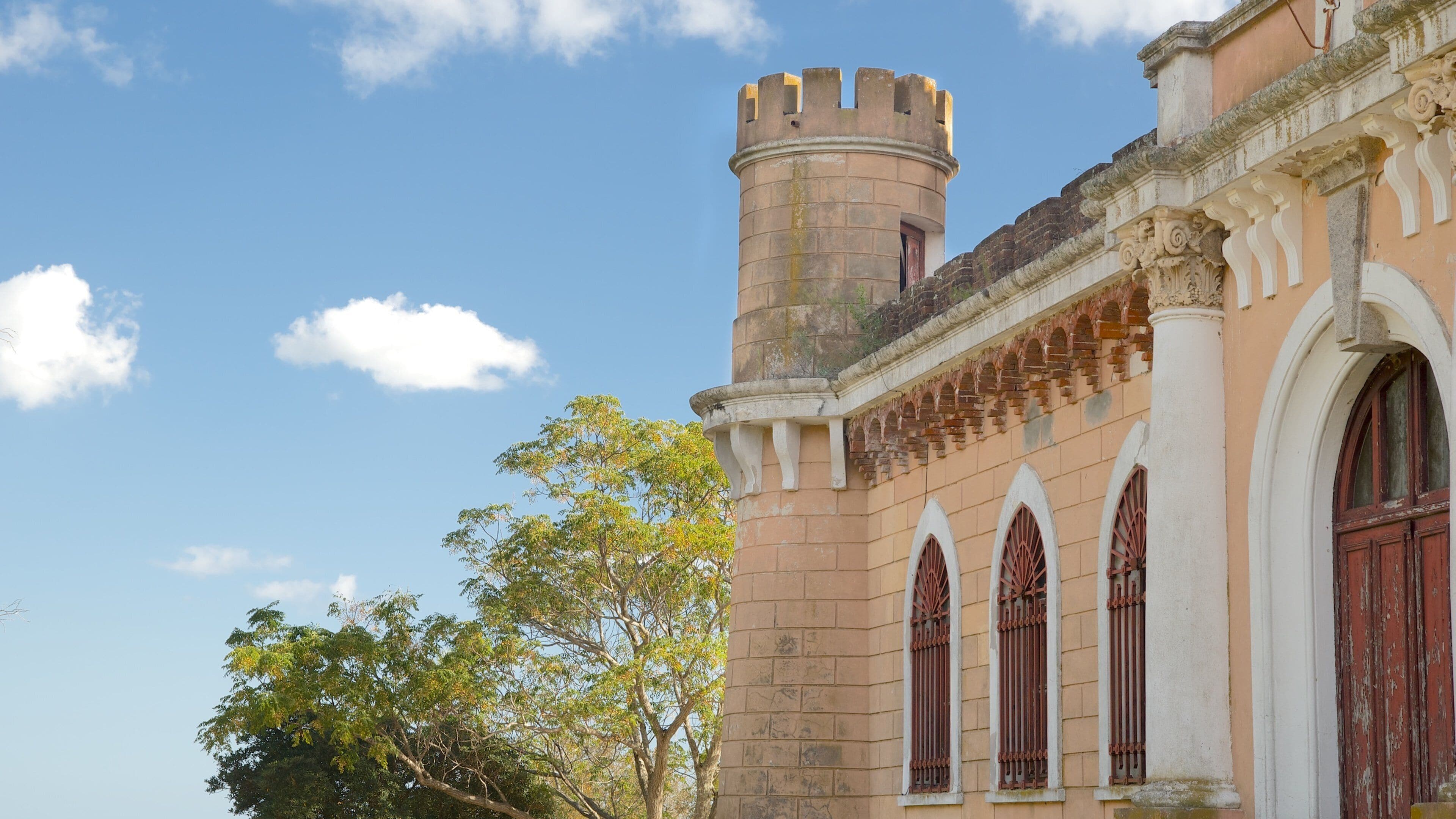 Piriapolis som inkluderar historisk arkitektur och ett slott