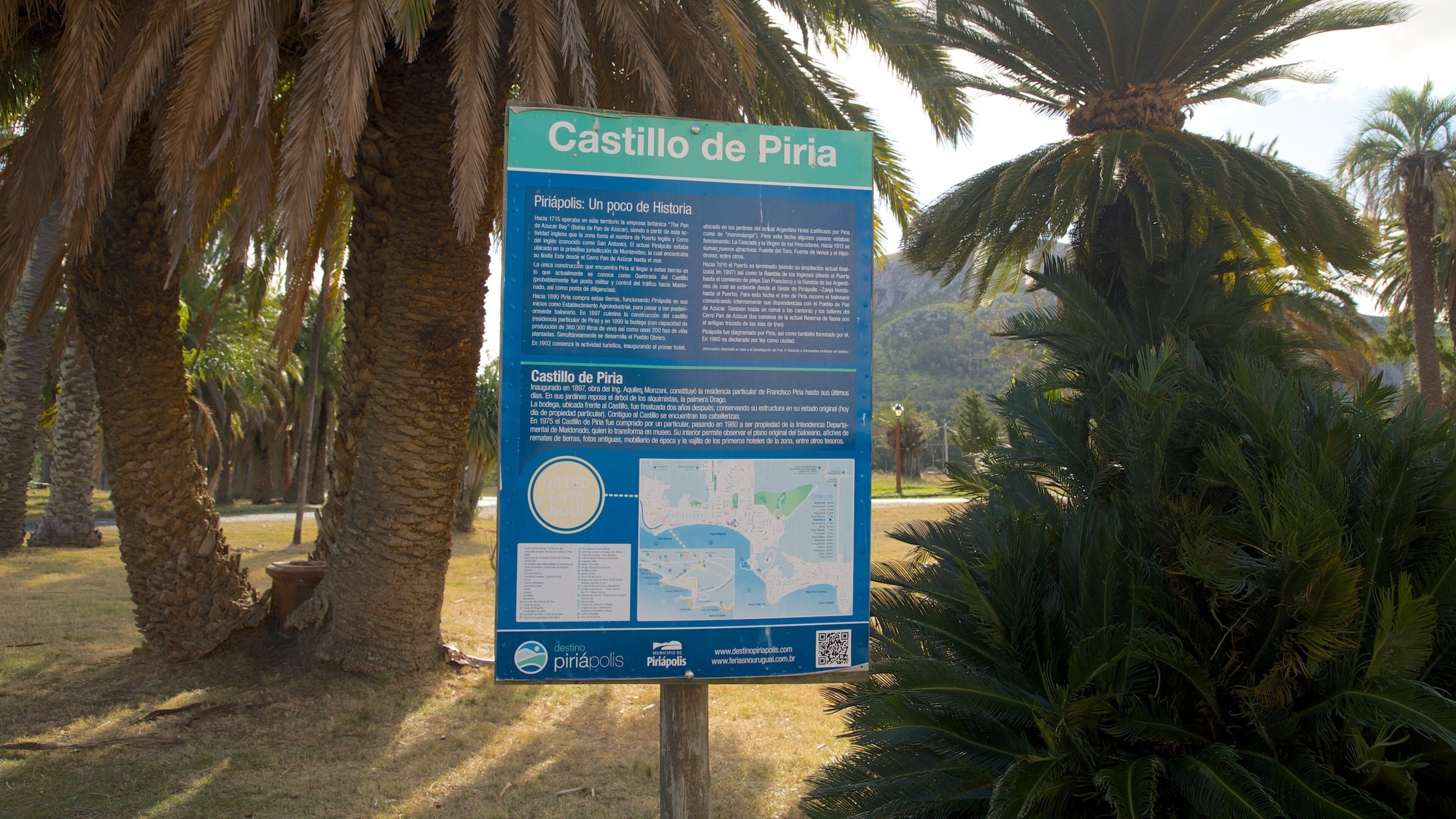 Piriapolis featuring signage and a park