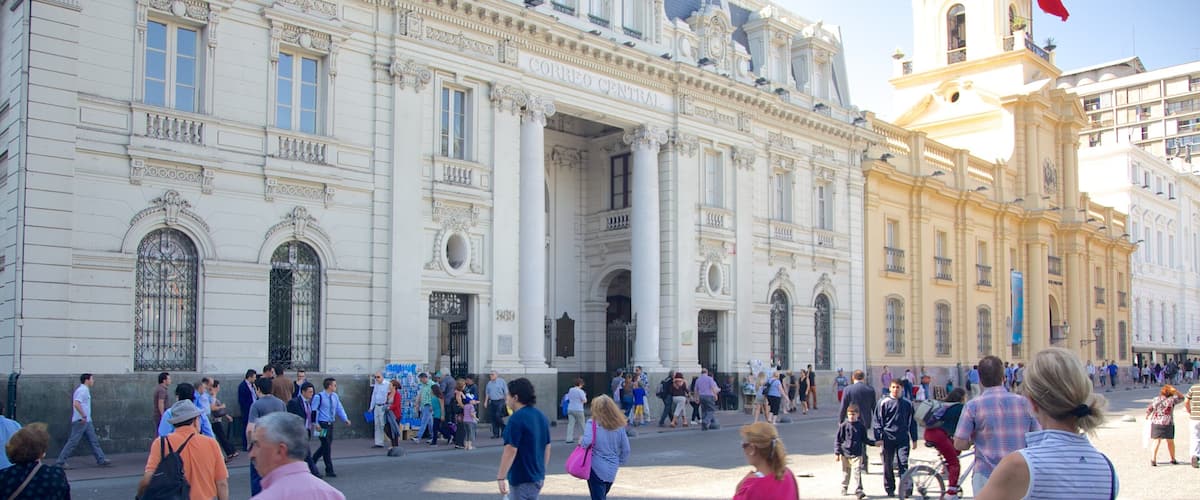 Santiago ofreciendo un parque o plaza y una ciudad y también un gran grupo de personas