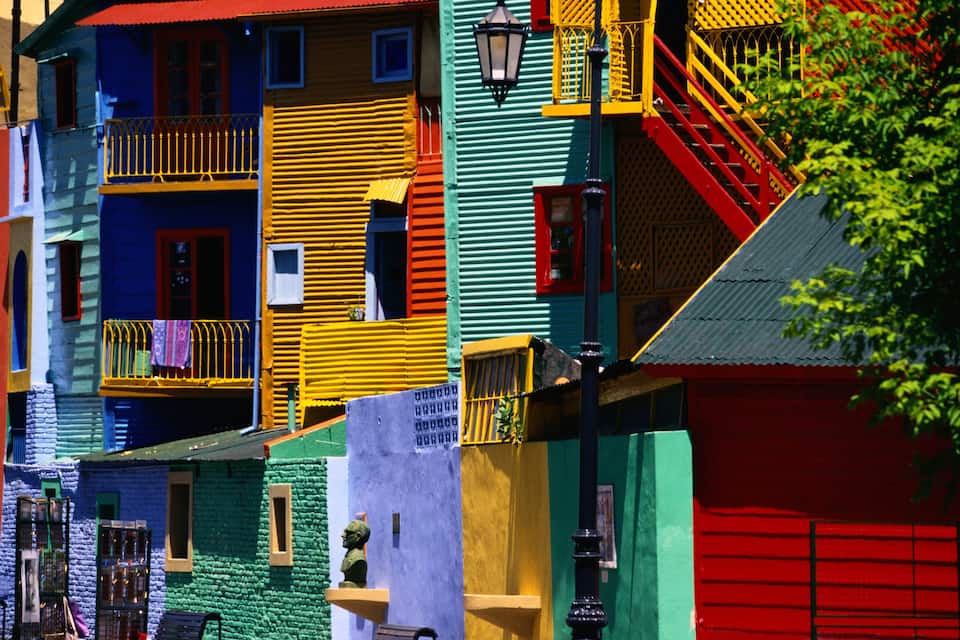 Des bâtiments aux couleurs vives, dotés de balcons et de garde-corps.