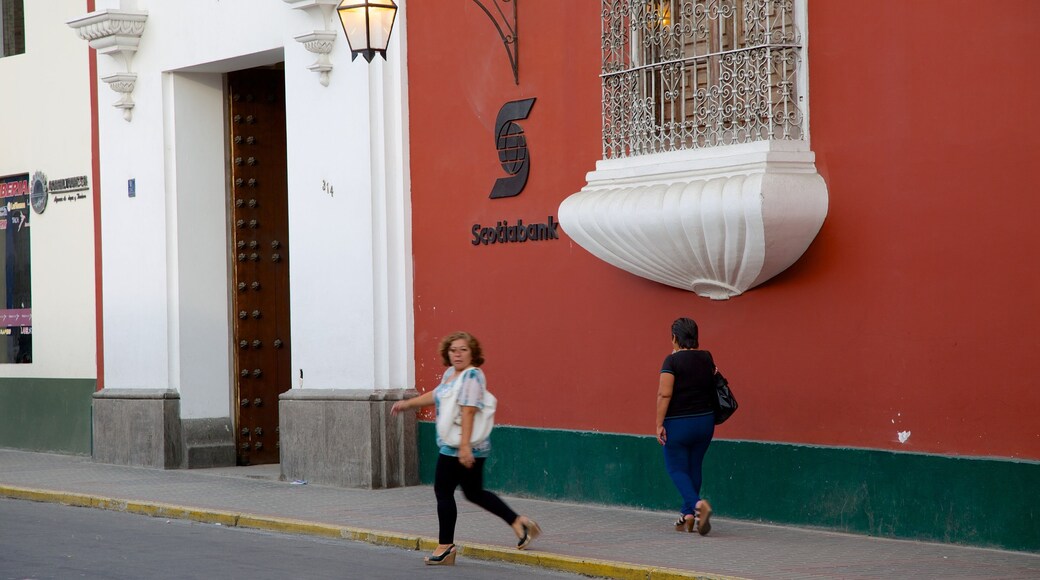 Trujillo caracterizando cenas de rua assim como um pequeno grupo de pessoas