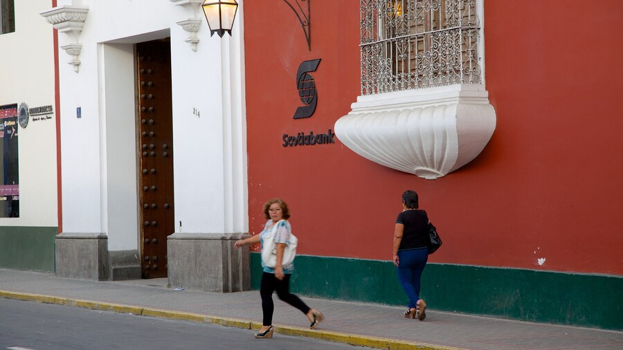 Trujillo featuring street scenes as well as a small group of people