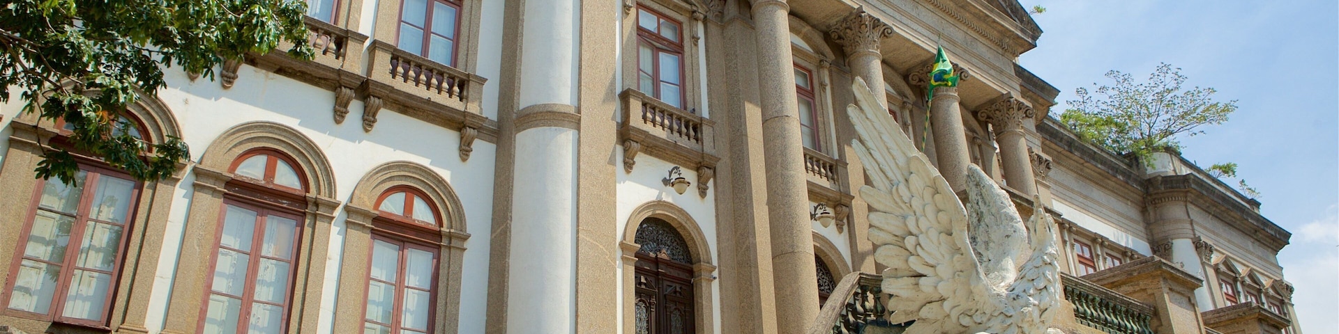 Rio de Janeiro mostrando cenas de rua e elementos de patrimônio