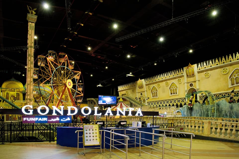 A Ferris wheel and a sign that reads "GONDOLANTA FUNFAIR".
