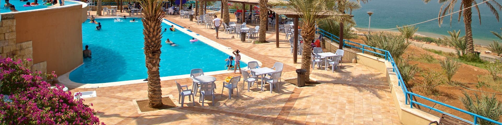 Sweimeh presenterar bad, en pool och kustutsikter