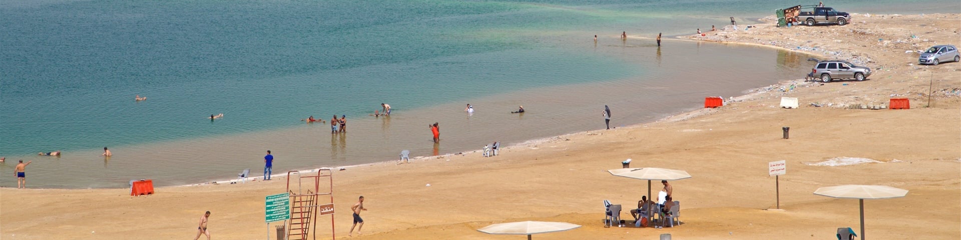 Strand van Amman toont een zandstrand, algemene kustgezichten en zwemmen