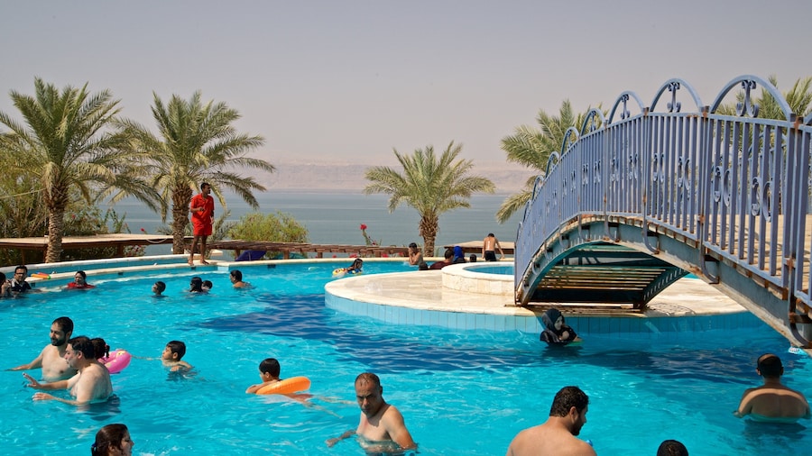 Sweimeh og byder på udsigt over kystområde, en pool og svømning