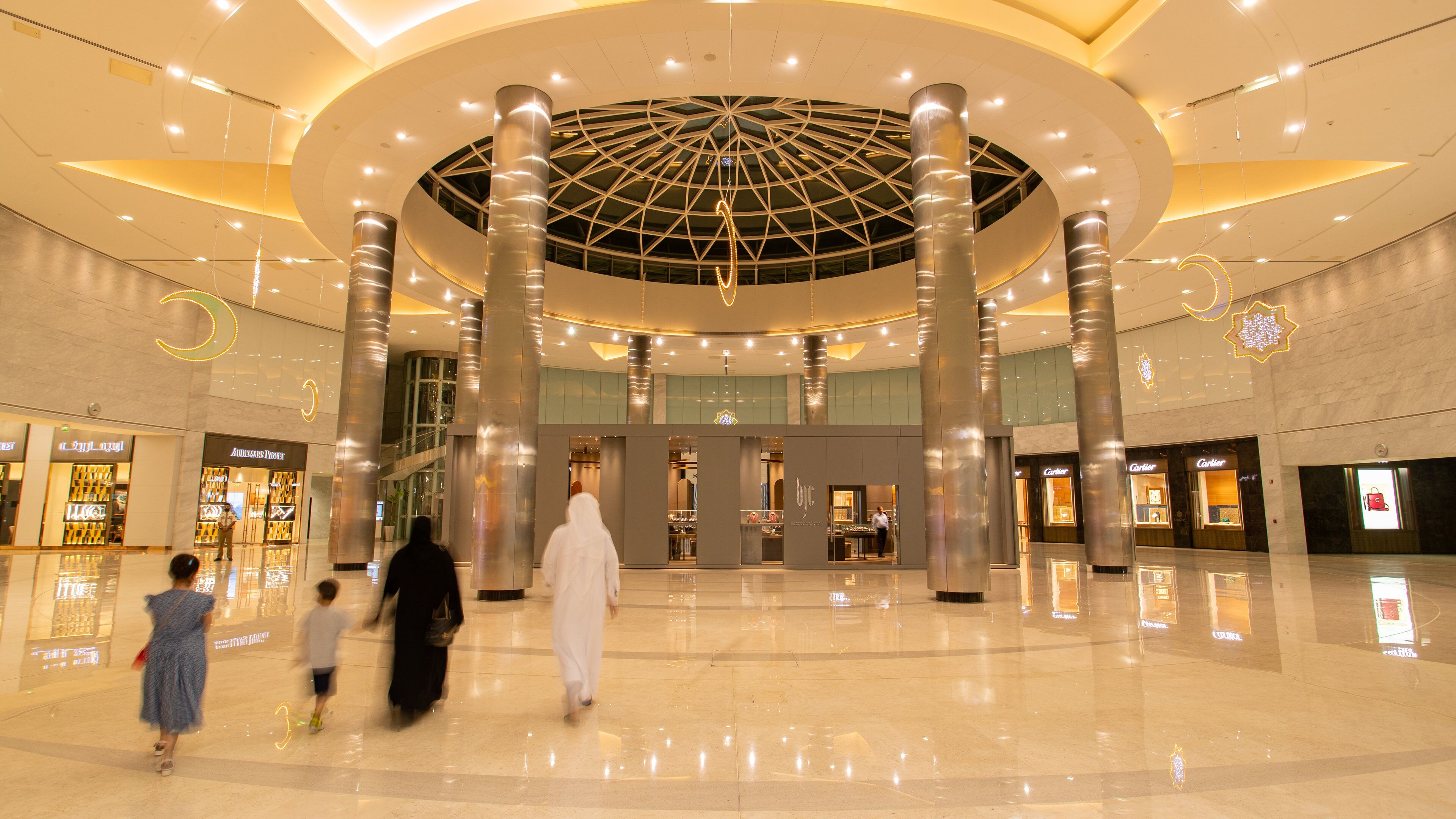 Moda Mall which includes shopping and interior views as well as a family