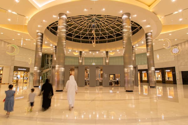 Moda Mall which includes shopping and interior views as well as a family