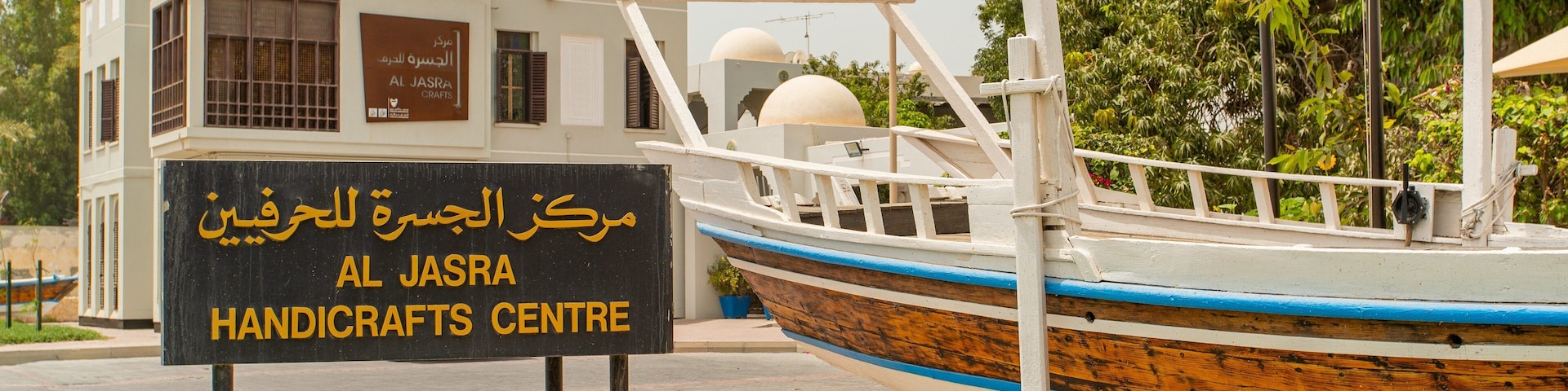 Um barco com uma placa indicando