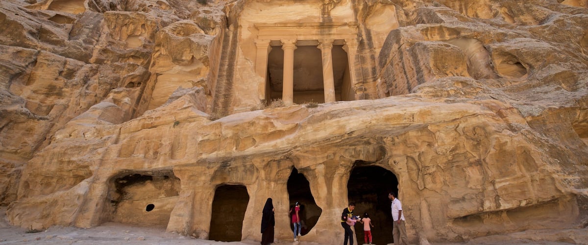 Sitio arqueológico Little Petra que incluye patrimonio de arquitectura y un barranco o cañón y también un pequeño grupo de personas