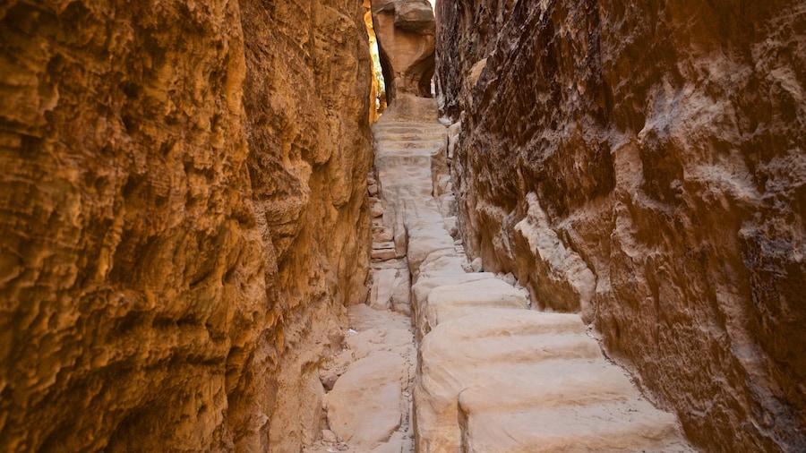 Sitio arqueológico Little Petra que incluye un barranco o cañón