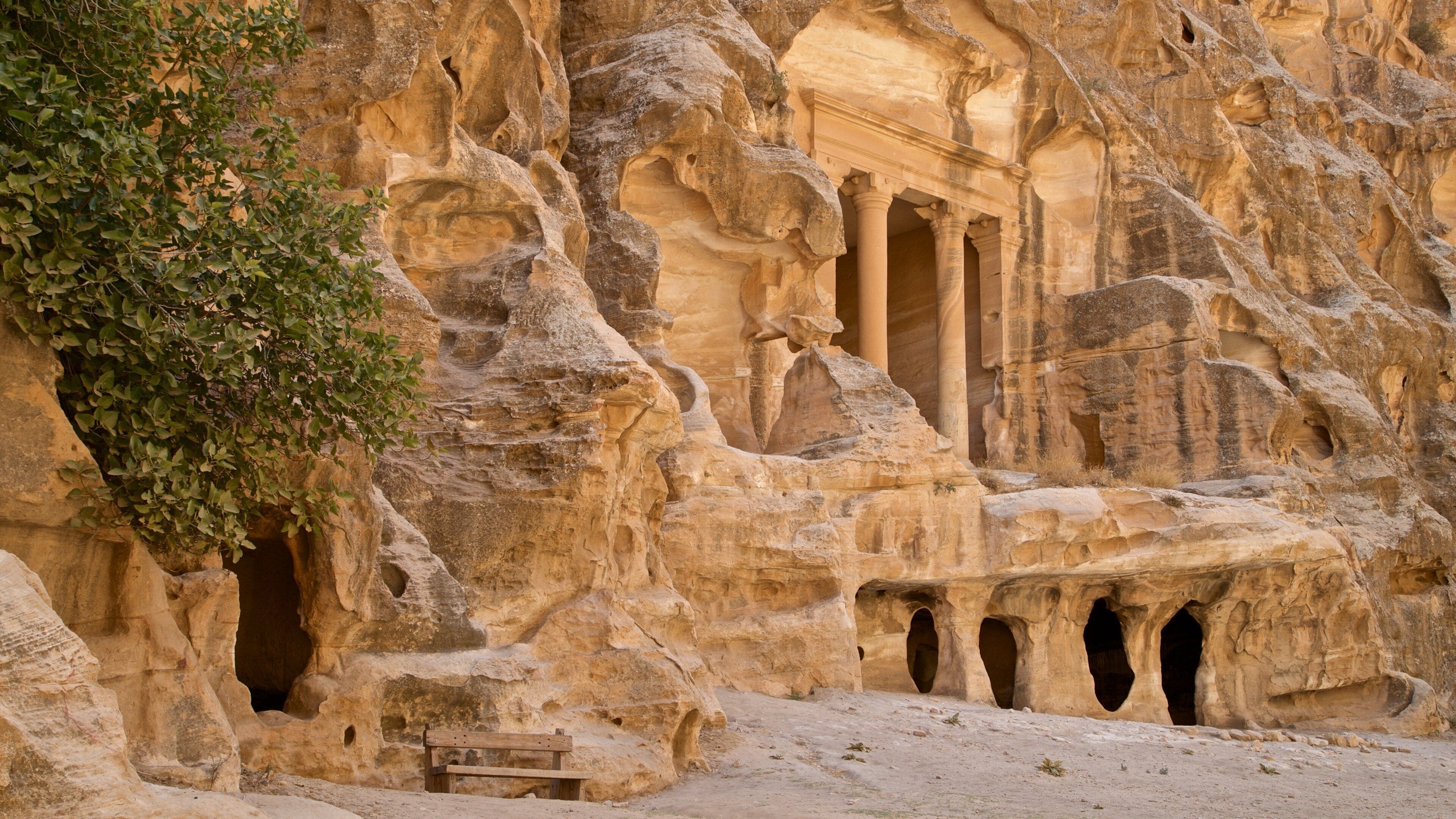 Pequena Petra que inclui um desfiladeiro ou canyon e elementos de patrimônio