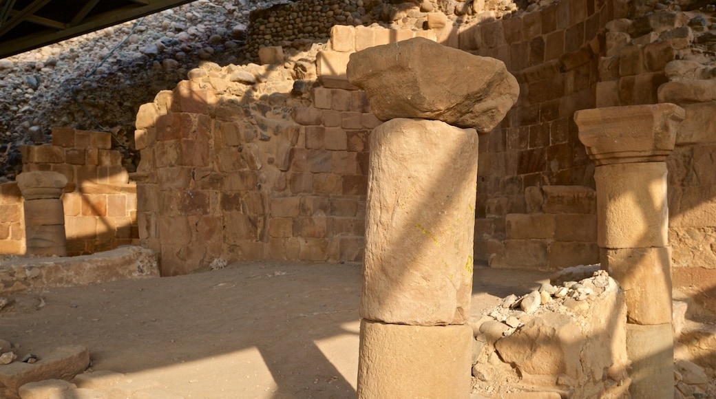 Grot van Lot bevat vervallen gebouwen en historisch erfgoed