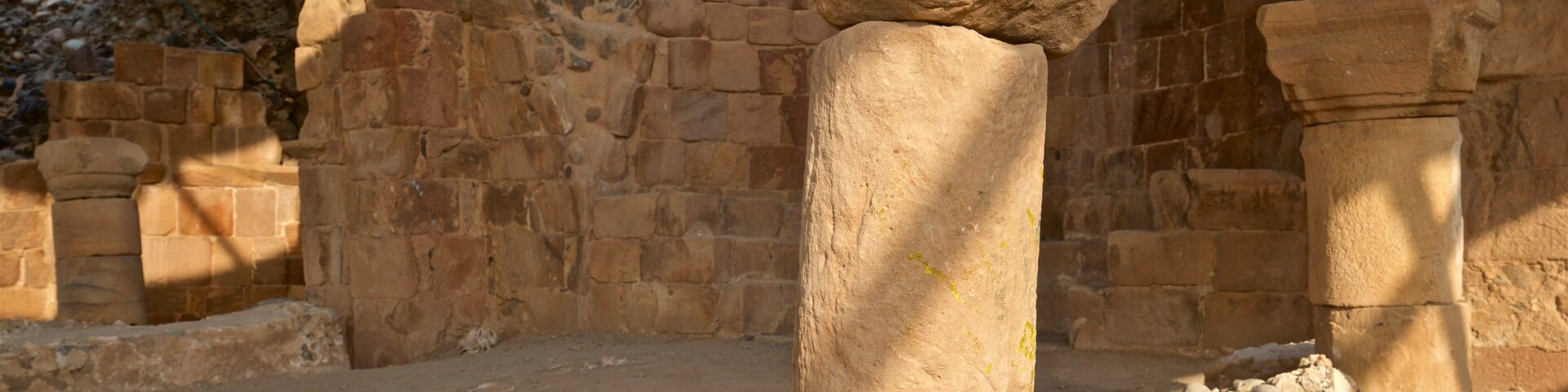 Caverna de Ló que inclui ruínas de edifício e elementos de patrimônio