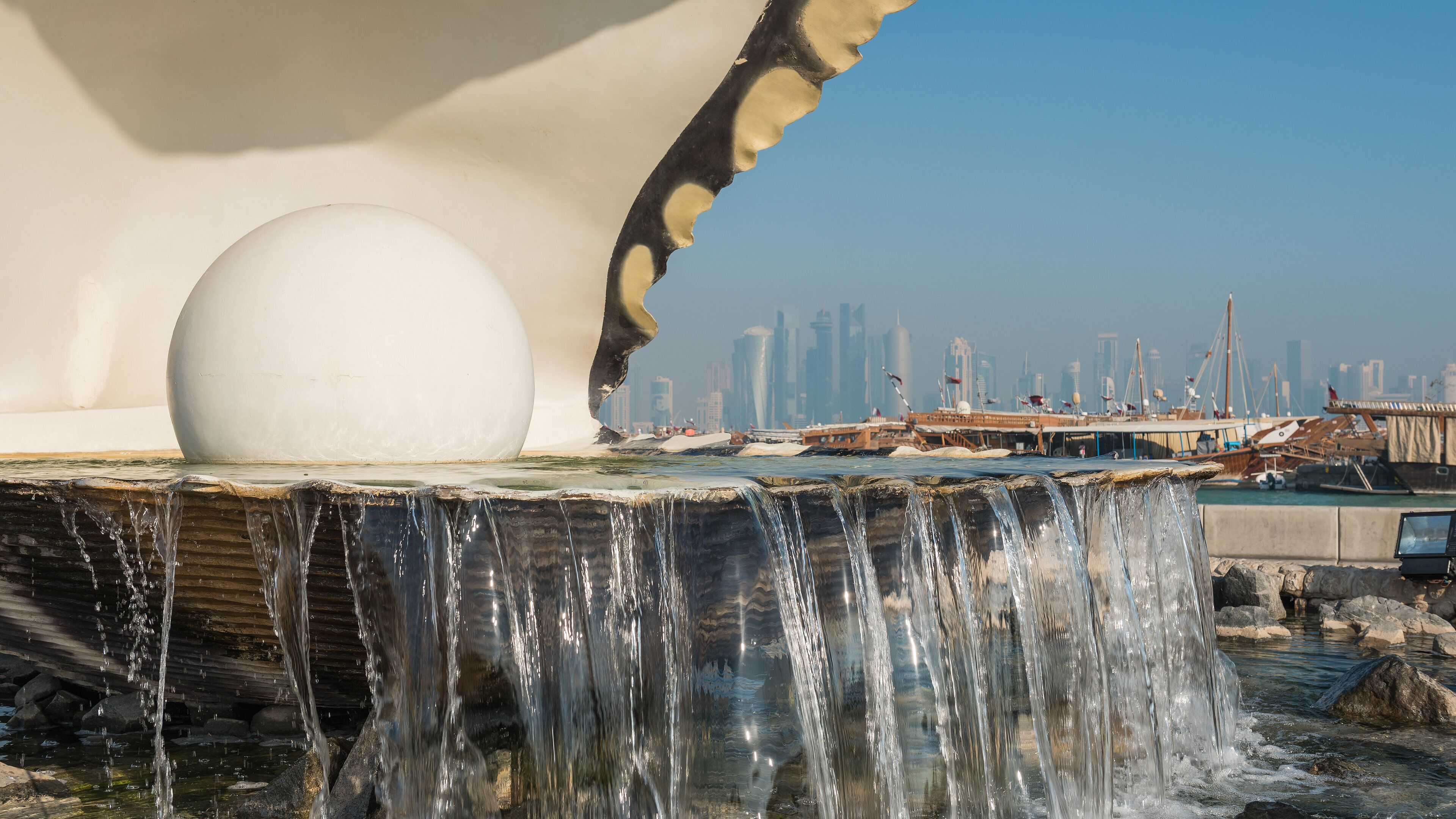 Pearl Monument showing a fountain