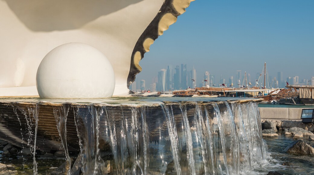 Pearl Monument showing a fountain