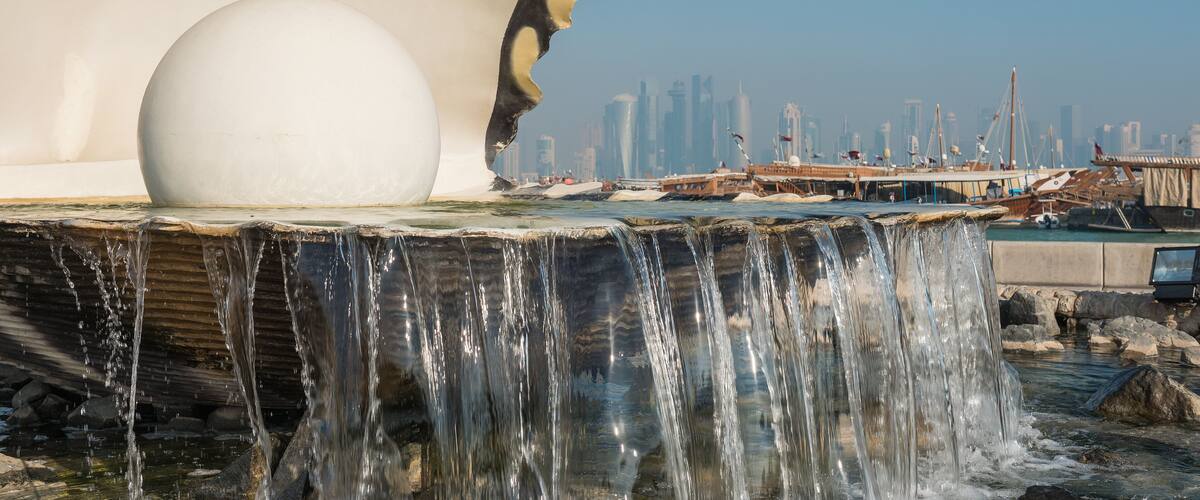 Pearl Monument showing a fountain