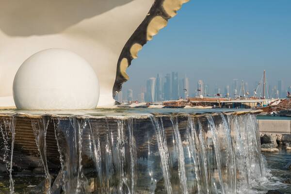 Pearl Monument showing a fountain