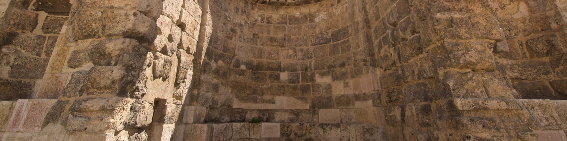 Nymphaeum featuring heritage elements and building ruins
