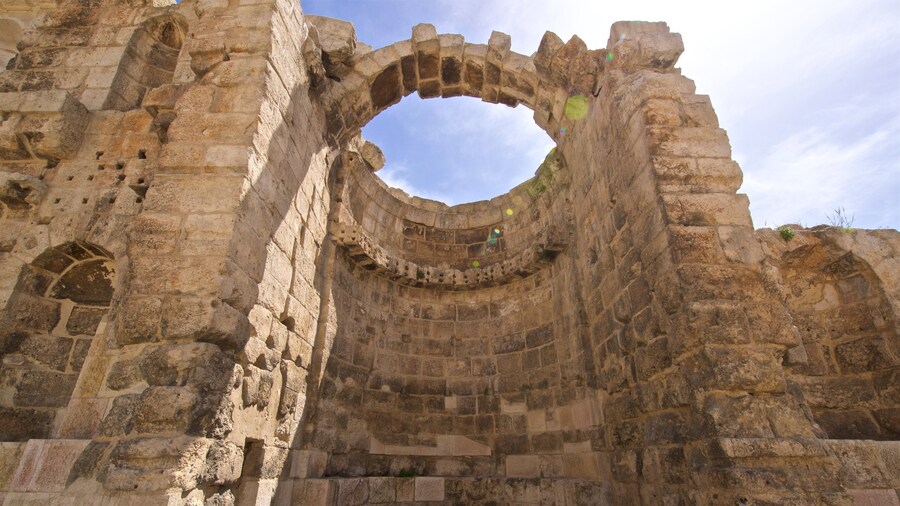 Nymphée qui includes patrimoine historique et bâtiments en ruines