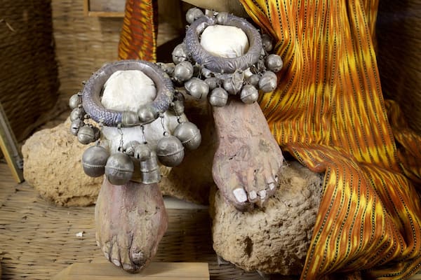 Bijoux traditionnels ornés de gros pendentifs ronds et de nombreuses petites perles.