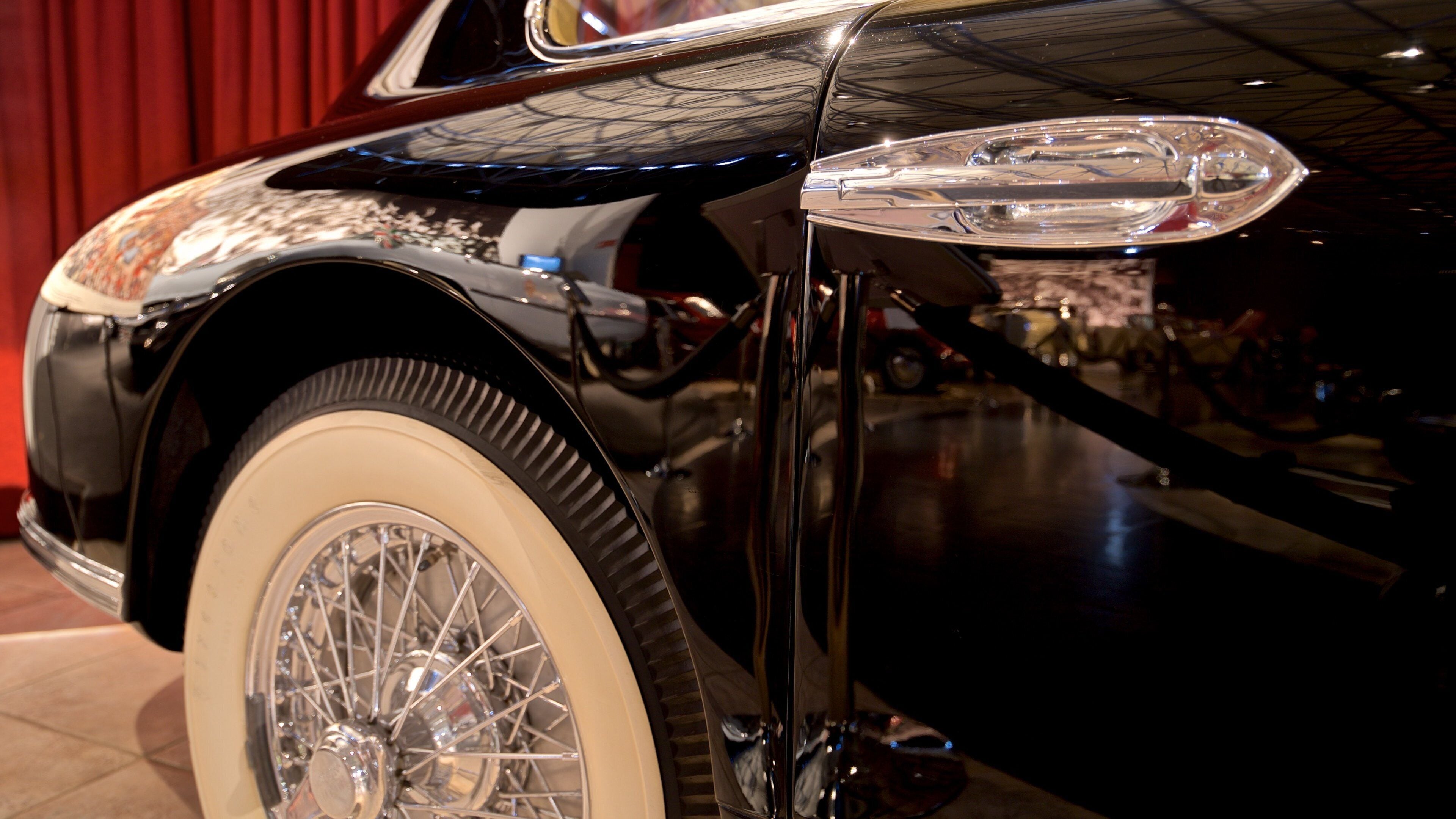 Real Museo del Automóvil mostrando vistas interiores y elementos del patrimonio