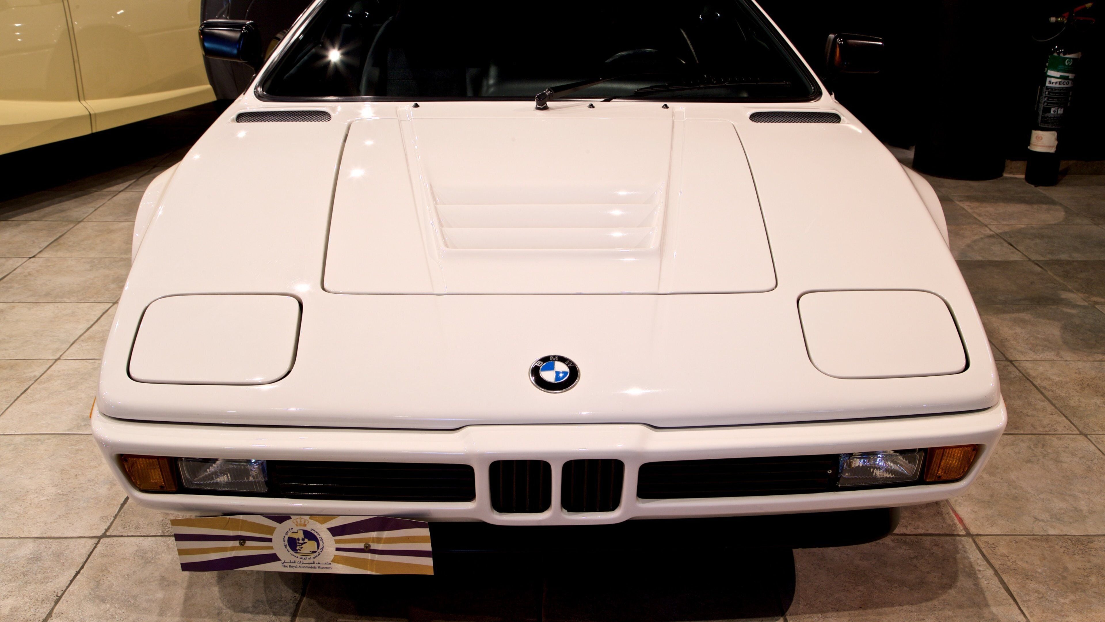 Det Kongelige Automobilmuseum som viser interiør og kulturarvsgenstande