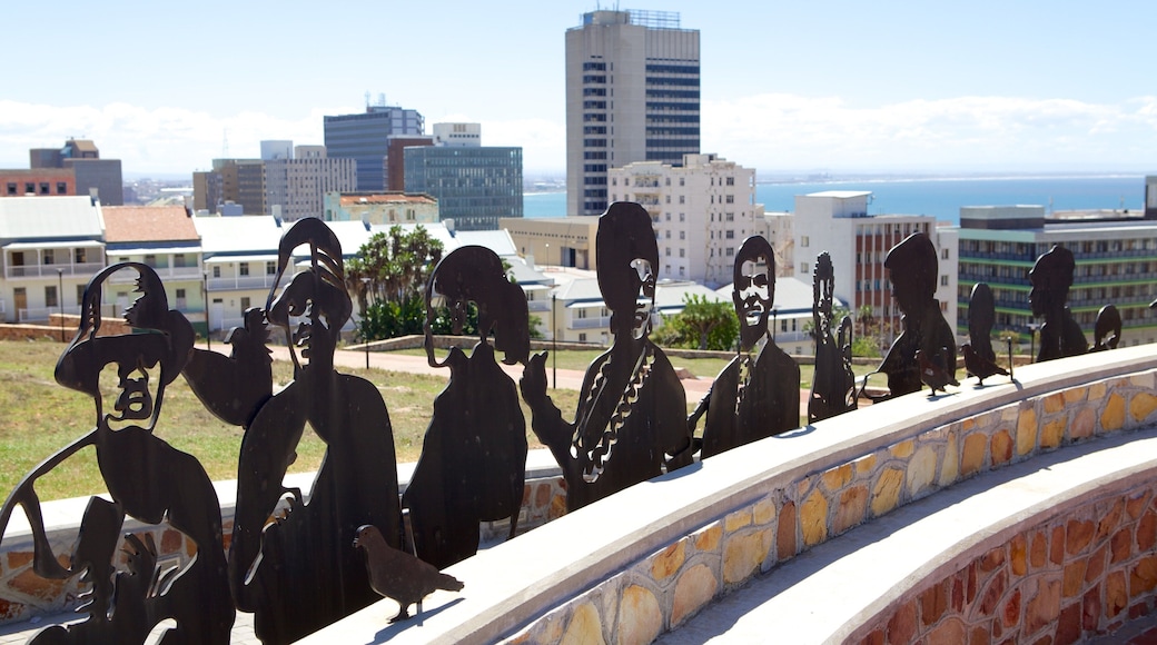 El Cabo oriental mostrando una ciudad, arquitectura moderna y arte al aire libre