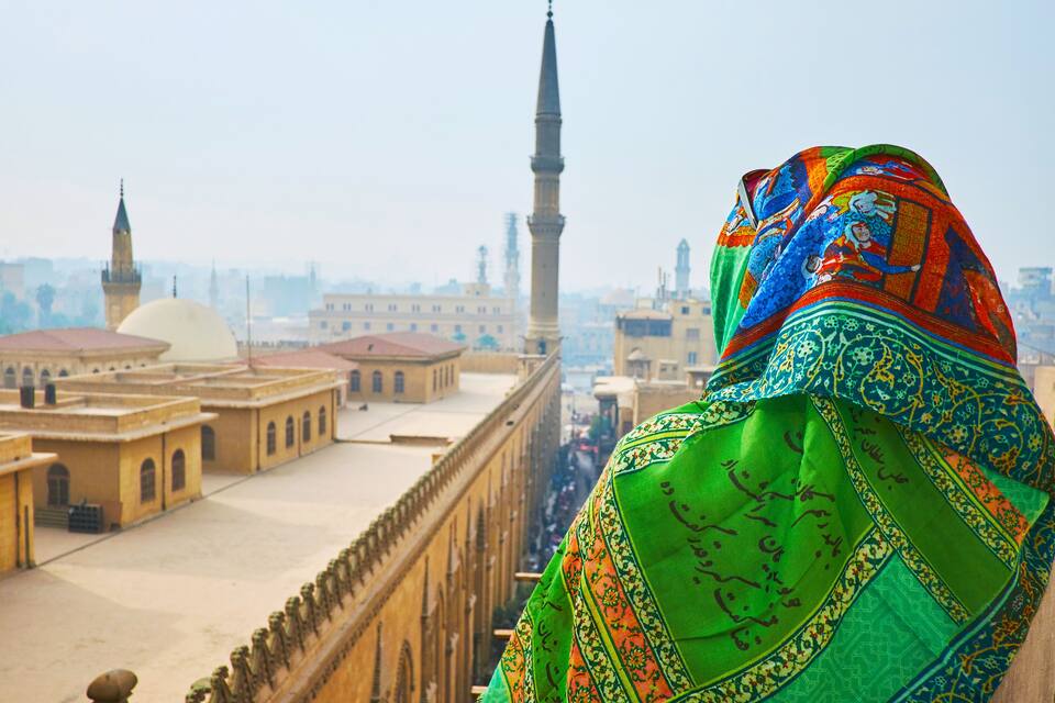 En vy över en historisk stadsbild med framträdande minareter och kupoler.
